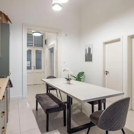 Spacious Cozy With 4bedroom In The Heart Of Bp Διαμέρισμα