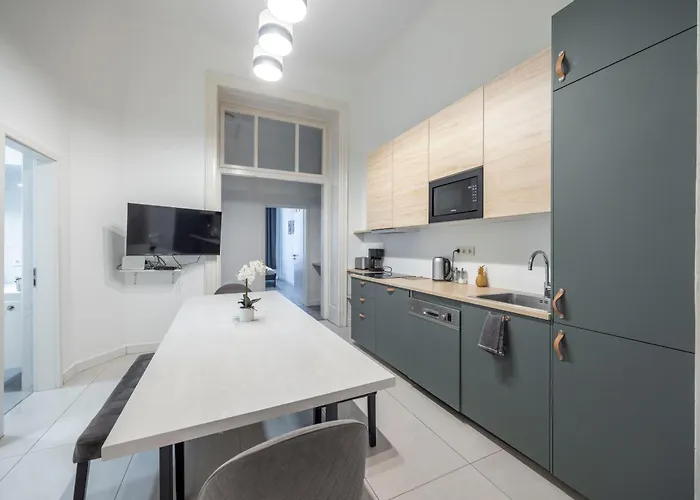 Spacious Cozy With 4bedroom In The Heart Of Bp